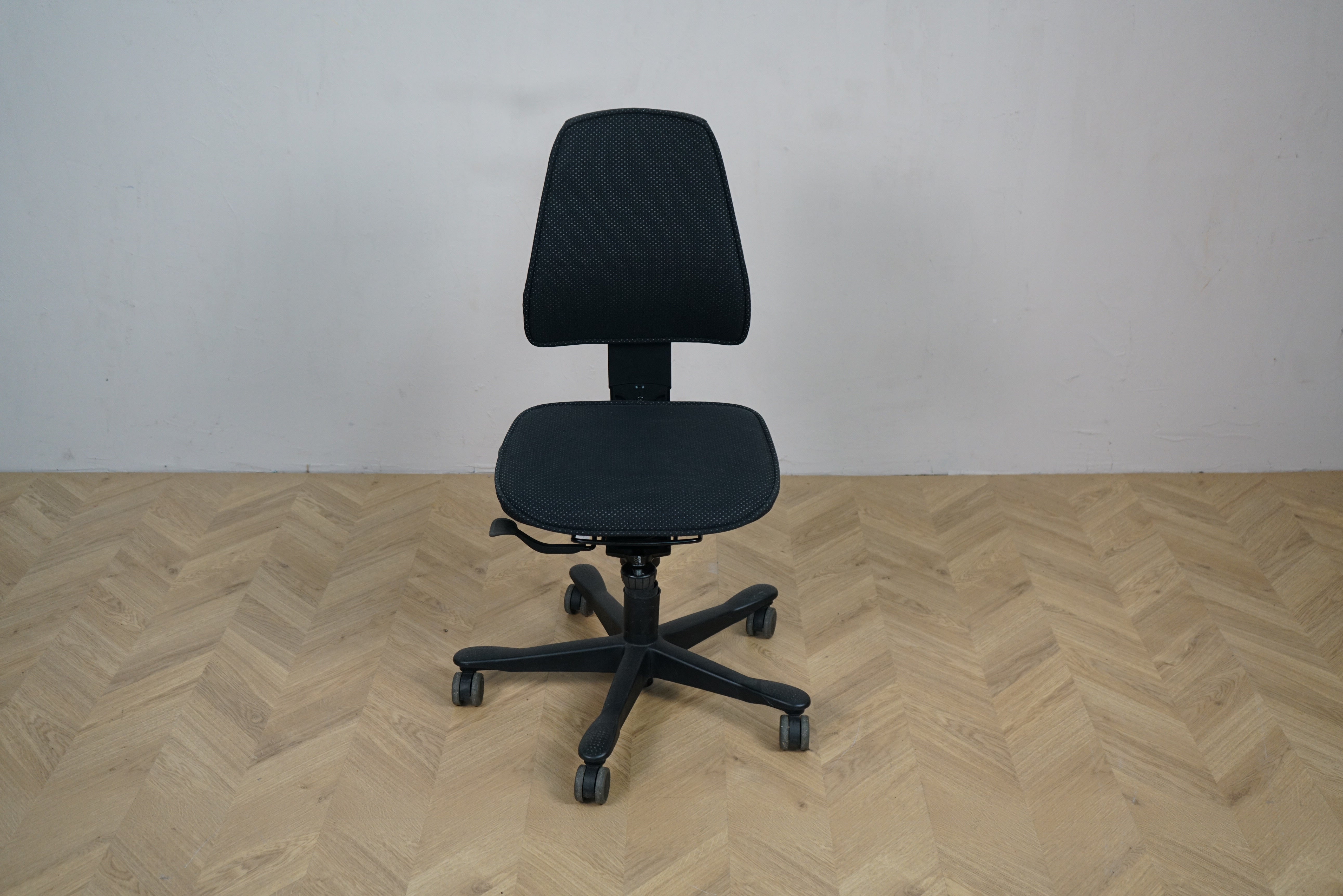 Kinnarps Freefloat 6000 kontorstol i sort stof set forfra – ergonomisk design